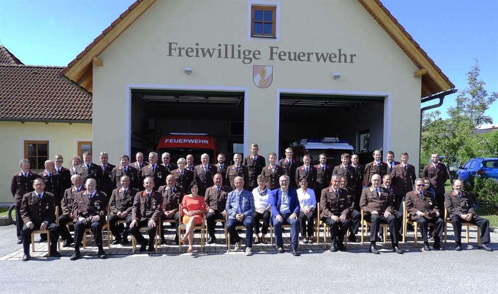 Mitglieder der FF Hirschbach vor dem FF-Haus