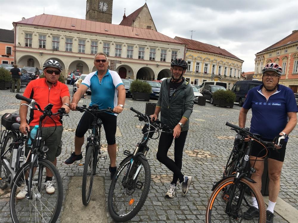 Eine Gruppe von Männern auf Fahrrädern